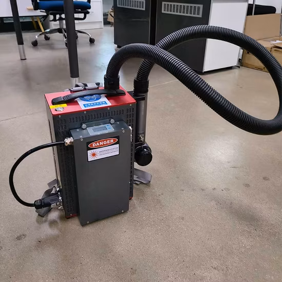 50W 100W 200W Mopa Machine de nettoyage laser à impulsion pour sac à dos antirouille pour l'enlèvement de la peinture